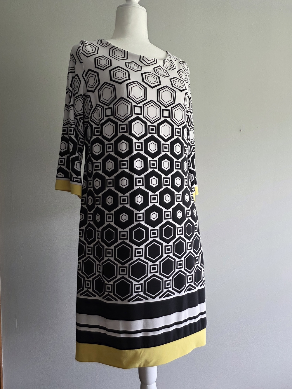 Sandra Darren Size 12 Black White Yellow Geometric Stretch 3/4 Sleeve